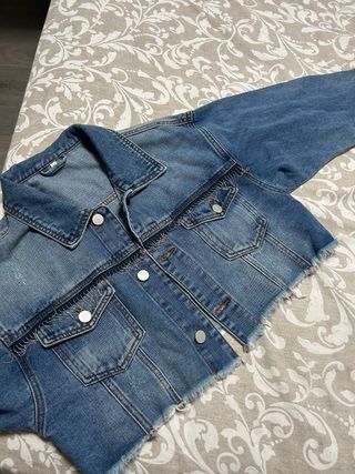 Chaqueta vaquera corta con flecos