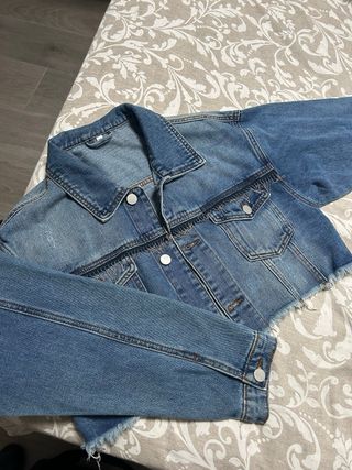 Chaqueta vaquera corta con flecos