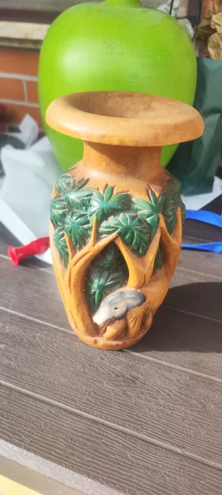 Vaso decorativo in legno intagliato