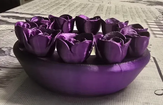 Portacandele decorativo con rose nere e viola