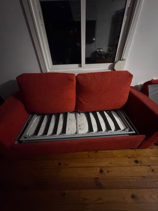 Sofá Cama Rojo Tela tiene los reposabrazos
