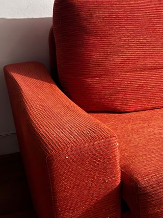 Sofá Cama Rojo Tela tiene los reposabrazos