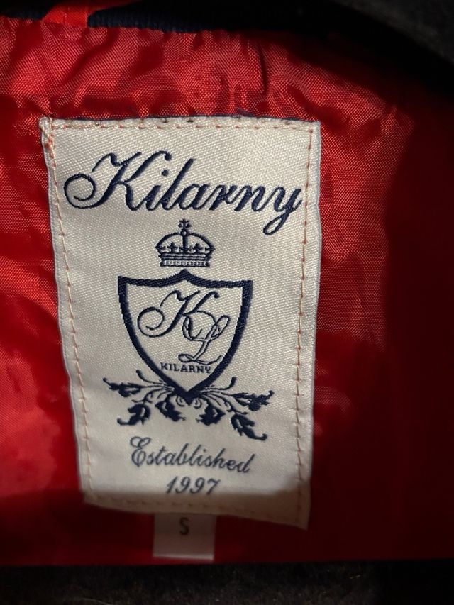 Chaqueta acolchada roja y azul