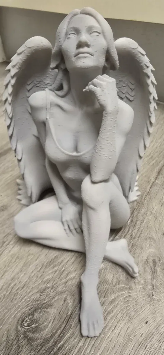 Statuina di Angelo Seduto in Posa Pensierosa