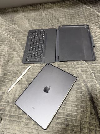 iPad 8ª Gen + Teclado Logitech con 2 Fundas + Penc