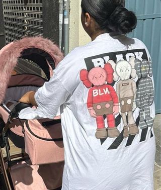 Carrito de bebé rosa con capota