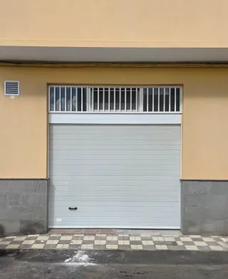 Puerta de garaje seccional 3,25x2,75m con motor