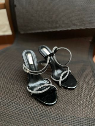 Sandalias de tacón negras con pedrería