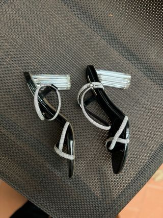 Sandalias de tacón negras con pedrería