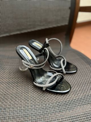 Sandalias de tacón negras con pedrería