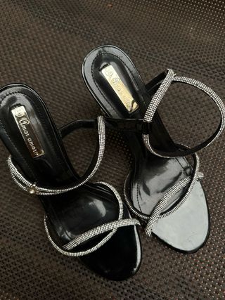Sandalias de tacón negras con pedrería