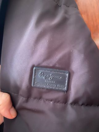 Abrigo negro largo de pluma Pepe Jeans, talla S