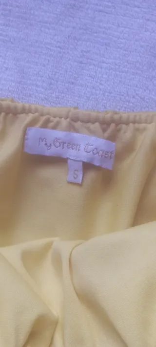 Vestido amarillo sin tirantes con volantes