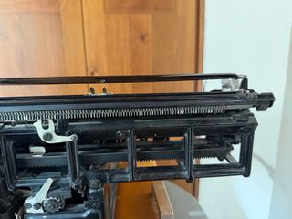 Máquina de escribir antigua Hispano-Olivetti M40