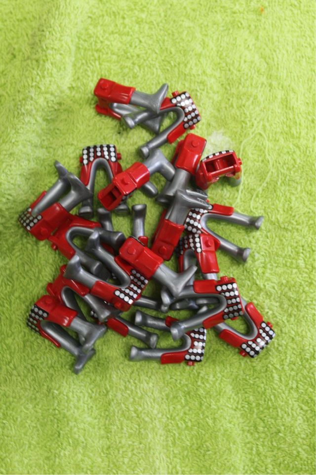 Playmobil piezas rojas y grises