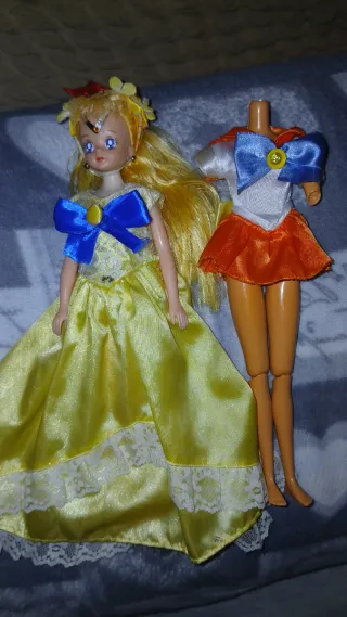 Bambola con vestito giallo e outfit Sailor Moon