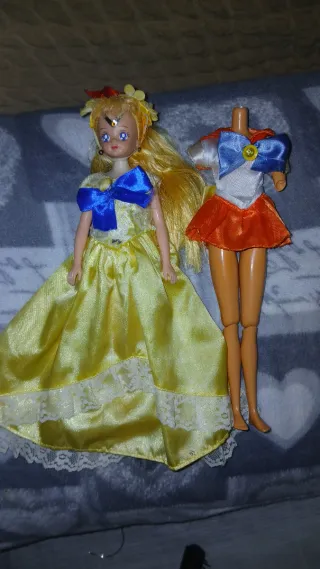 Bambola con vestito giallo e outfit Sailor Moon
