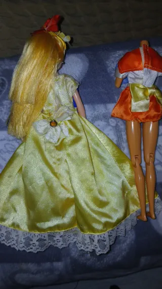 Bambola con vestito giallo e outfit Sailor Moon