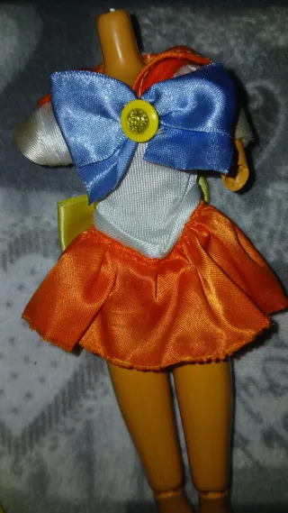 Bambola con vestito giallo e outfit Sailor Moon