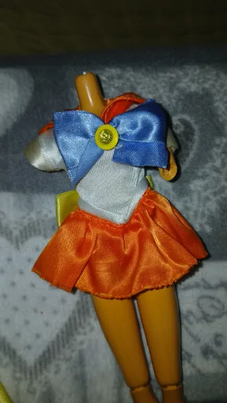 Bambola con vestito giallo e outfit Sailor Moon