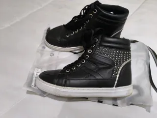 Zapatillas deportivas negras y plateadas