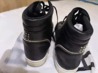 Zapatillas deportivas negras y plateadas