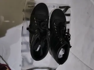 Zapatillas deportivas negras y plateadas