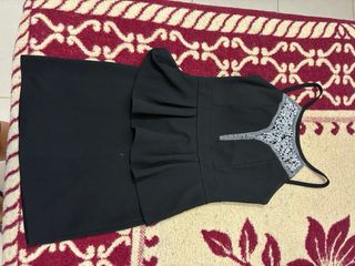 Vestido verde azulado con cuello halter