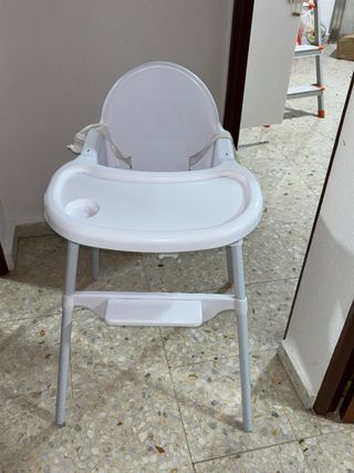 Trona blanca para bebé