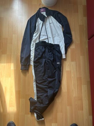 Chándal Reebok Negro y Blanco Nuevo puesto una vez
