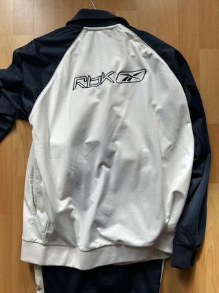 Chándal Reebok Negro y Blanco Nuevo puesto una vez