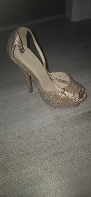 Zapatos de tacón con pedrería dorados