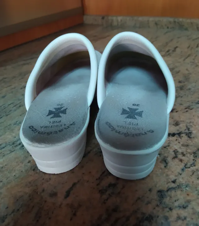 Zuecos blancos piel talla 38