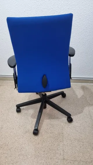 Silla de oficina azul y negra