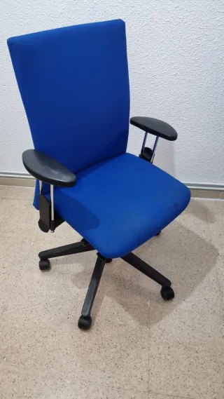 Silla de oficina azul y negra