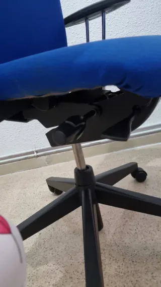 Silla de oficina azul y negra