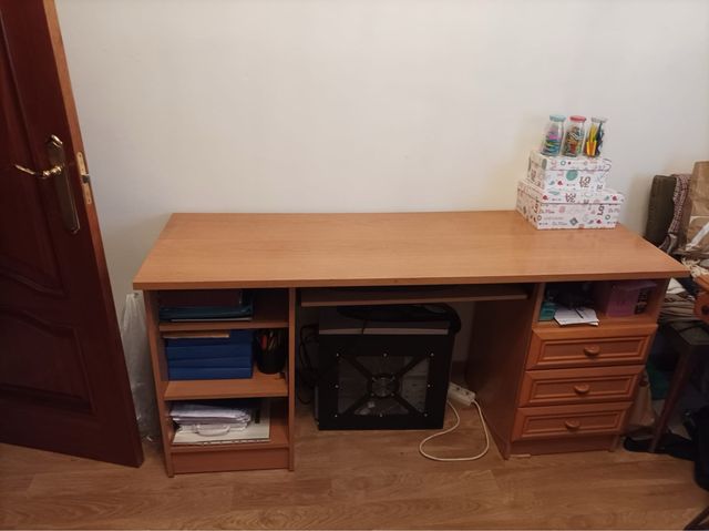 Escritorio de madera con cajones y estanterías