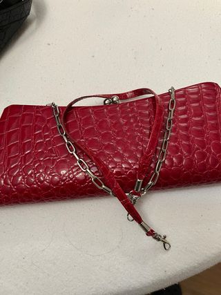 Cartera de mano roja con cadena
