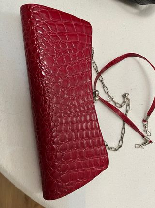 Cartera de mano roja con cadena