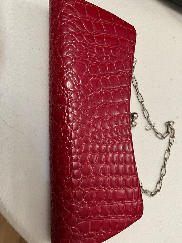 Cartera de mano roja con cadena