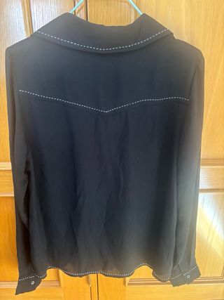 Camisa negra Stradivarius con pespuntes