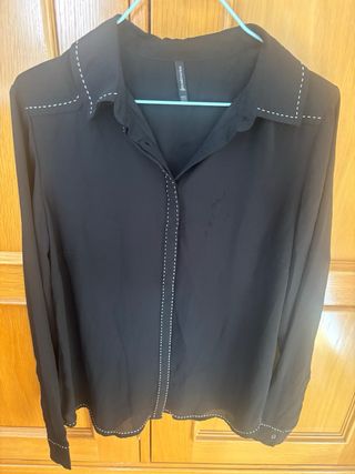 Camisa negra Stradivarius con pespuntes