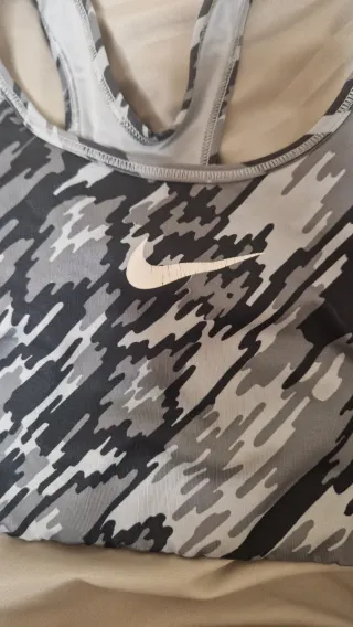 Top deportivo Nike camuflaje gris