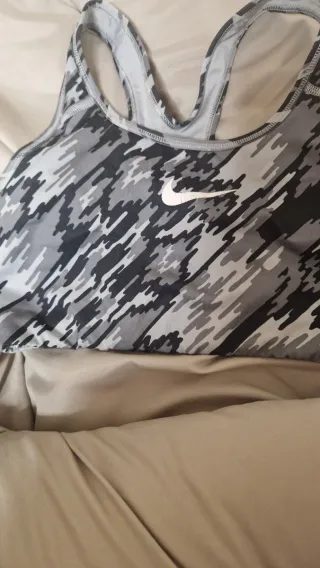 Top deportivo Nike camuflaje gris