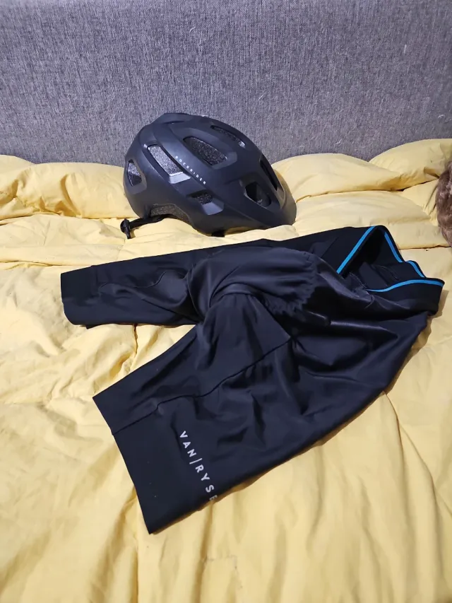 Casco y culote ciclismo Van Rysel