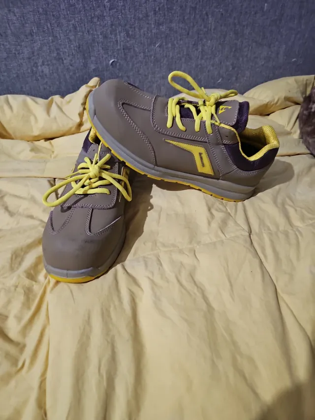 Botas de seguridad grises y amarillas