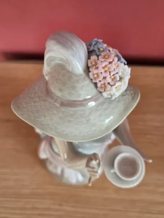 Figura Lladro Mujer con Sombrero y Taza