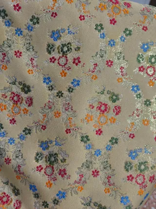 Corte de tela amarillo pastel con oro