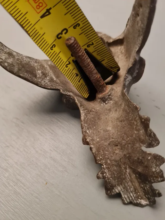 Adorno de bronce con ángel y hojas