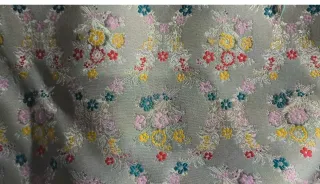 Tela corte falda gris perla con hilo plata